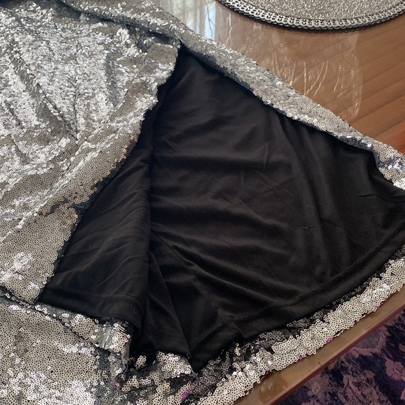 Sequin shimmer maxi skirt with slit - Picture 4 of 7